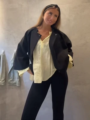 Svart vårjacka - En tunn svart vårjacka med lite kortare ärmar. Älskar denna o kan kläs upp med sååå mycket. 