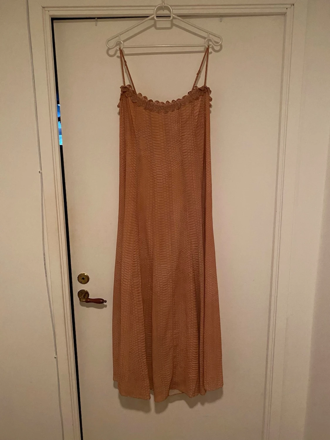 Beige långklänning med smala axelband