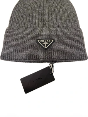 Prada  mössa - Säljer en helt ny Prada mössa i färgen grå. Postar inom 24 tim 📦🚚