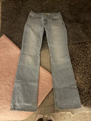 Superlow bootcut jeans  - Lågmidjade bootcut jeans från Levi’s i modellen ”superlow bootcut” storlek 27/34💕