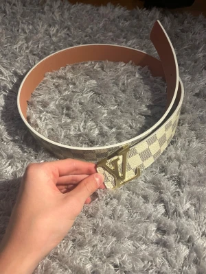 Bälte  - Nytt, hålgörare medföljer!