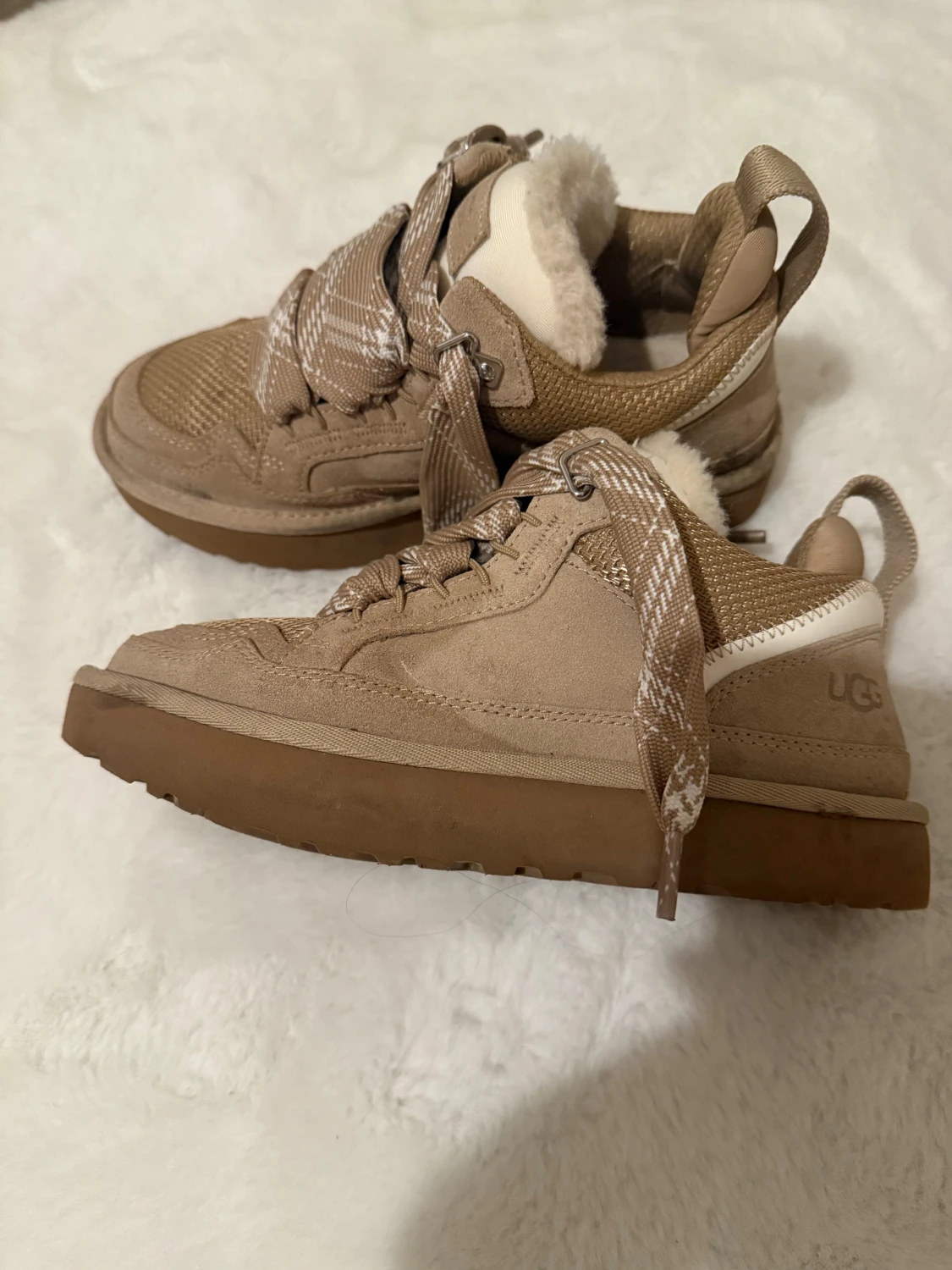 Beige sneakers från UGG med ullfoder - 1