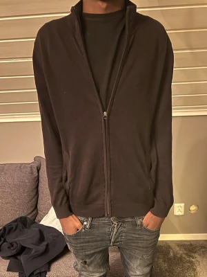 Svart ziptröja  - Säljer nu en riktigt stilren och snygg ziptröja. | Storlek: S | Lägnd på tröj bäraren: 179 | Vikt på tröjbäraren: 67kg | Hör av er för frågor 😃