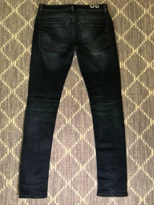 Dondup Jeans George - Säljer ett par mörkblå skinny jeans från George med snygg tvätt och klassiska fem fickor. Jeansen har normal midja, smal passform och är tillverkade i stretchigt denim för extra komfort. Perfekta till sneakers eller boots.