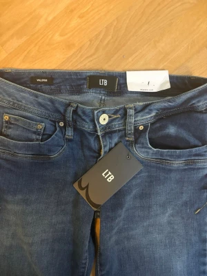 Blå jeans från LTB i modeeln Valerie - Säljer ett par klassiska blå jeans från LTB, modell VALERIE.  Jeansen är bootcut och low waisttt. Storleken är w25 längs:36. Säljer dp jag köpte fel storlek annars är dme helt nya med lapp o allt kvar. Ge gärna prisförslag 