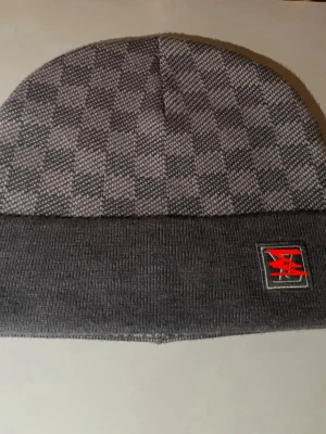 L..V mössa - Helt ny Grå L..V mössa 