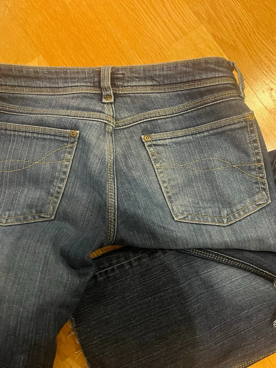 Mörkblå bootcut jeans med slitningar - 3