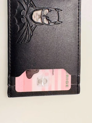  ID-korthållare - >>> Tematisk ID-korthållare <<<  ﻿﻿Rolig och minnesvärd present 🎁  ﻿﻿Smidig storlek med plats för både kort och sedlar ﻿﻿Storlek: 10 cm x 6 cm ﻿﻿Material: Konstläder ﻿﻿Ny 🆕 