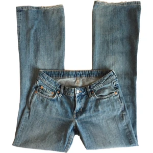 Vintage lowwaist bootcut jeans, Weekday, y2k/2000s/cyber - Ljusblå lågmidjade utsvängda jeans! 100% bomull! (Obs! Dem är lite slitna längs ner)  Midjemått 81cm Grenhöjd 19,5cm Innerbenslängd 84,5cm Benslut (rakt över) 25,5cm