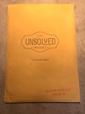 Unsolved: Teatermordet - Säljer denna mordgåta som jag själv spelat som är så så kul att spela tillsammans med andra! Ser bra ut då jag försökt sätta ihop allt och tejpat allt igen såsom den såg ut innan och har denna typ av berättelse: ”År 1948 blir den rikskända skådespelerskan Emilia Berg brutalt mördad mitt under en pågående föreställning på Ljusviken Teater. Idag, 76 år senare, vet fortfarande ingen varför hon dog, eller vem som mördade henne”. Roligt och spännande spel!! 