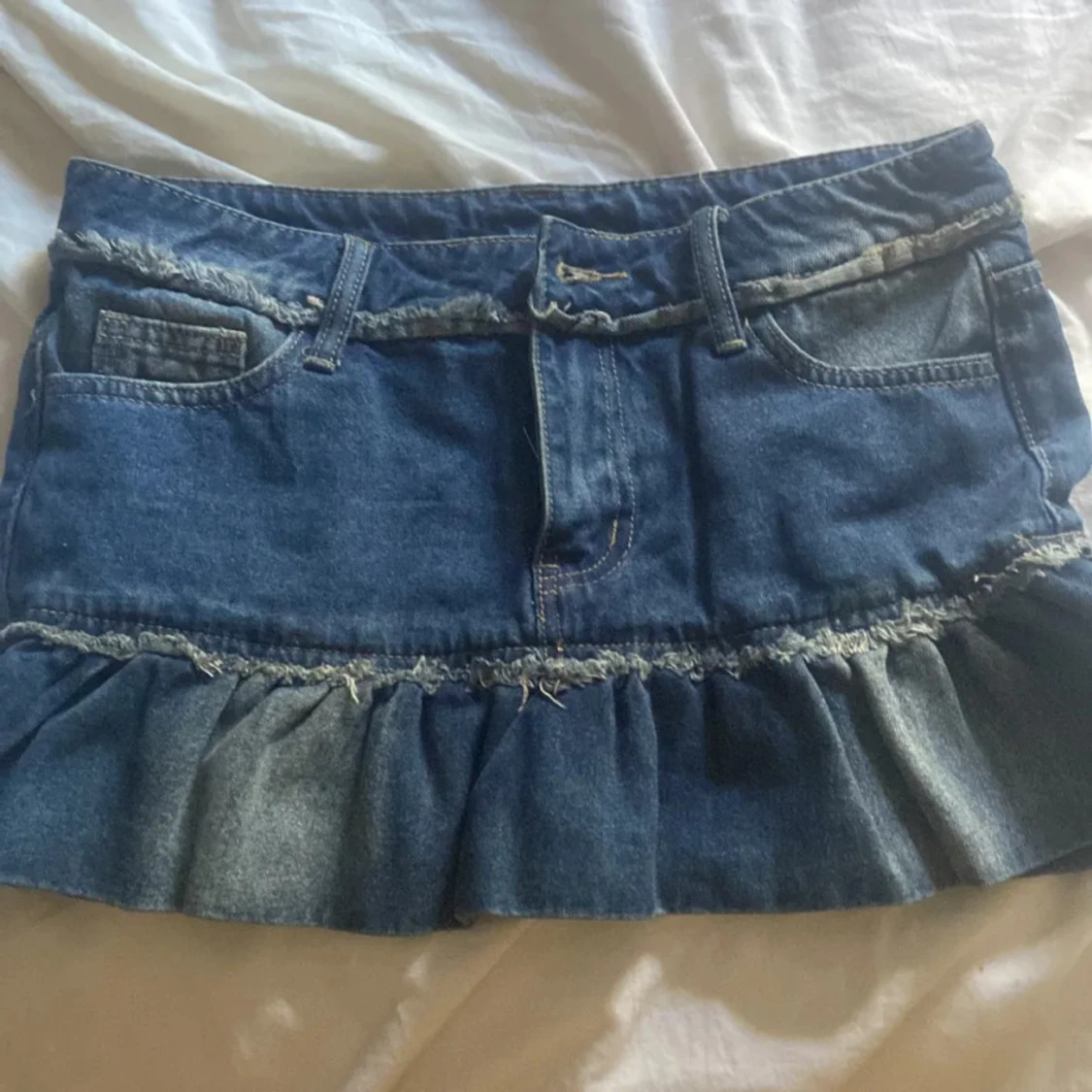 Blå jeanskjol med volangkant - 1