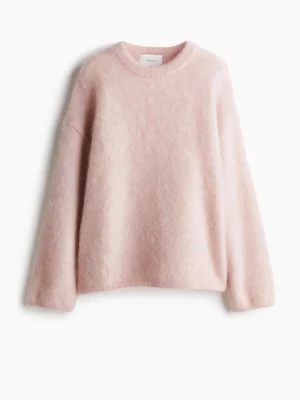 Ljusrosa fluffig stickad tröja - Supermjuk och oversized stickad tröja i ljusrosa med rund halsringning och långa ärmar. Tröjan har en fluffig textur och ribbade muddar vid halsen. Perfekt för dig som gillar en cozy och trendig look. OM DU ÄR INTRESSERAD KAN JAG SKICKA IDAG OCH GÅ NER I PRIS!