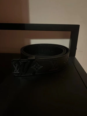 Svart L och V bälte - Säljer ett svart bälte från L och V 105cm långt.