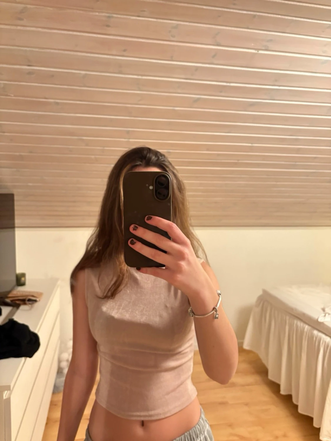 Glittrig beige ärmlös polotopp