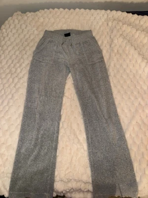 Juicy Couture byxor – S/M – jättefint skick - Säljer mina Juicy Couture-plagg i superfint skick 💖    Grå Juicy-byxor – Märkta M, men sitter mer som S – Också i nästan nyskick  Svarta Juicy-byxor – Storlek M – Väldigt fint skick  Alla plagg är väl omhändertagna och i jättegott skick, de grå byxorna som knappt är använda.  Pris: 500 kr allt kan du ner i pris. Säljs helst tillsammans. Hör av dig vid frågor eller fler bilder! 