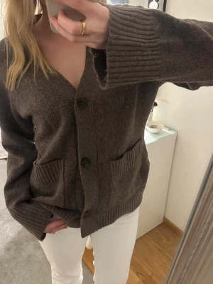 Stickad kofta - Så mysig kofta från Lager157!! Så himla fin men kommer tyvärr ej till använding. 💕💕 Hör gärna av er vid frågor, pris går att diskutera