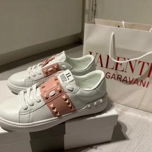 Sneakers - Snygga och helt nya skor.