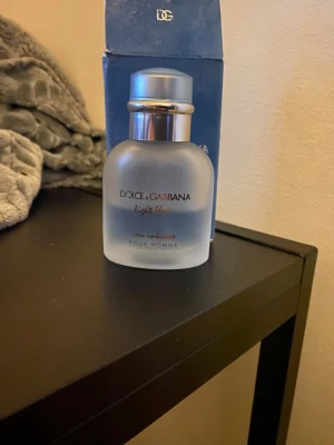 Dolce & Gabbana Light Blue Pour Homme - Dolce & Gabbana Light Blue Pour Homme Eau Intense är en fräsch herrparfym i en frostad glasflaska med silverdetaljer och blått lock. Kommer i original blå kartong. Perfekt för dig som gillar en modern och maskulin doft. 30 ml kvar