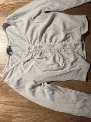 Vit ribbad långärmad crop top - Säljer en vit ribbad crop top från Fashion Nova. Den är lite större i storleken än vanliga XS. Jag själv skulle säga att det är en S.