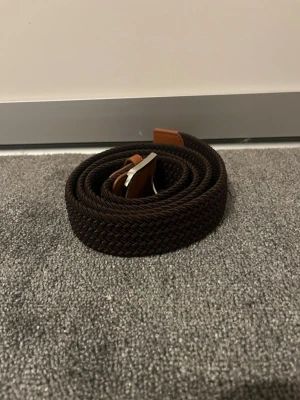 Brunt flätat bälte - Sprillans nytt bälte i snygg brun färg i längden 120cm