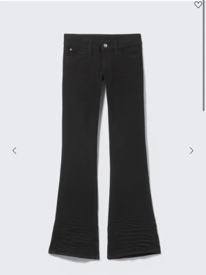 Svarta bootcut jeans från Cheap Monday - Säljer ett par cheap monday jeans booty bei modellen. Dem 2 sista bilderna är från tjejen jag köpte dom av från början. Säljer pga att dom var för stora. Storlek 28/32