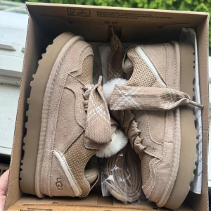 Uggs Lowmell Dam Sand Suede - Oanvända, storlek 39. Först till kvarn