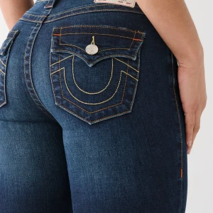Mörkblå bootcut jeans från True Religion - Snygga mörkblå jeans från True Religion med klassisk bootcut passform. Materialet är stretchigt jeans och midjan är midrise. Jeansen är använda ett fåtal gånger så de är i gott skick.  PRIS KAN DISKUTERAS vid snabb affär!!