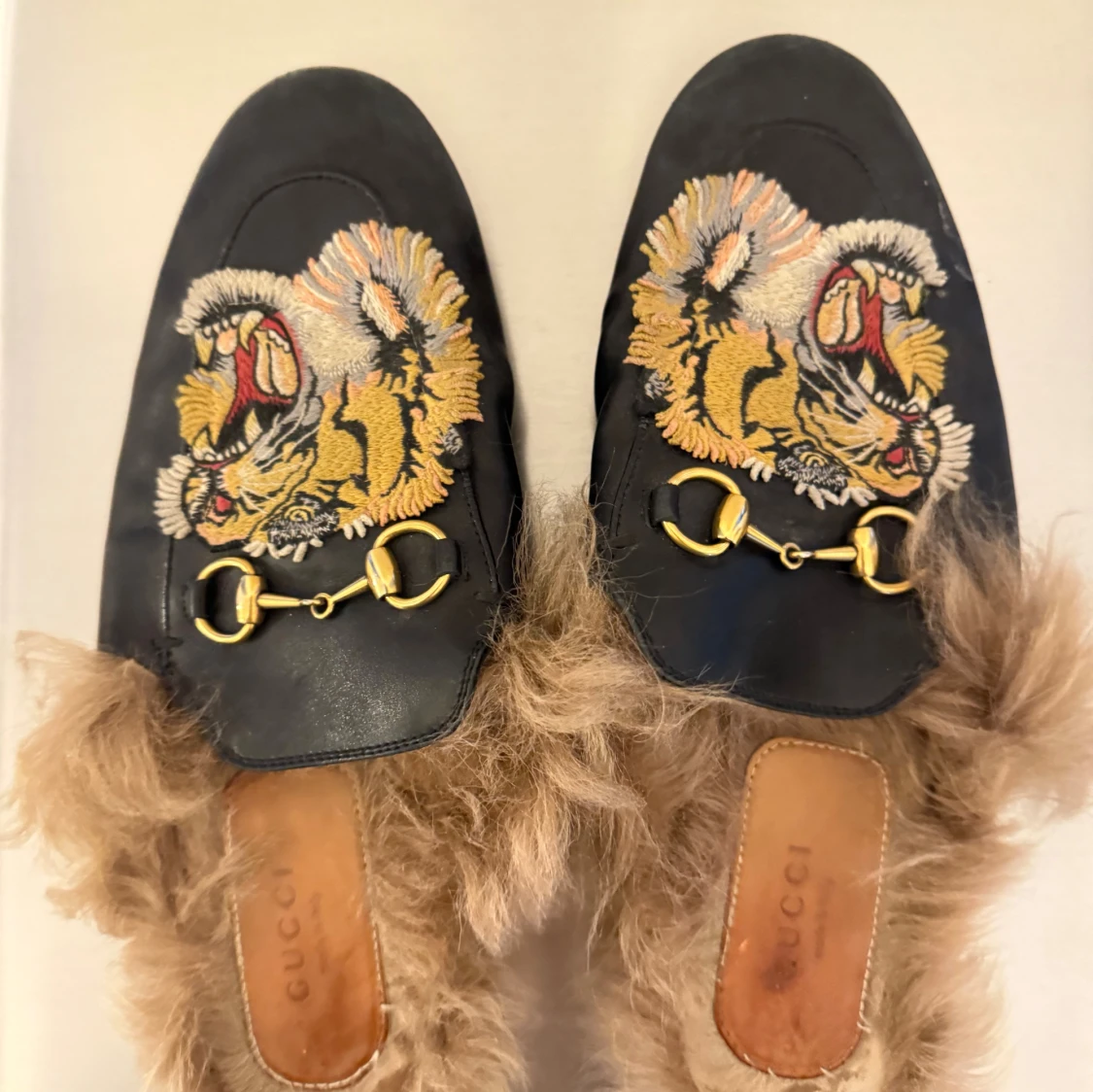 Gucci loafers med tigerbroderi och päls