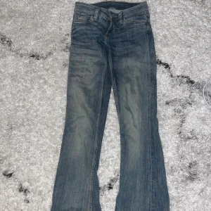 Blå bootcut jeans från Cheap Monday - Snygga blå jeans från Cheap Monday! Älskar dom, men dom är tyvärr alldeles för långa. 32/25