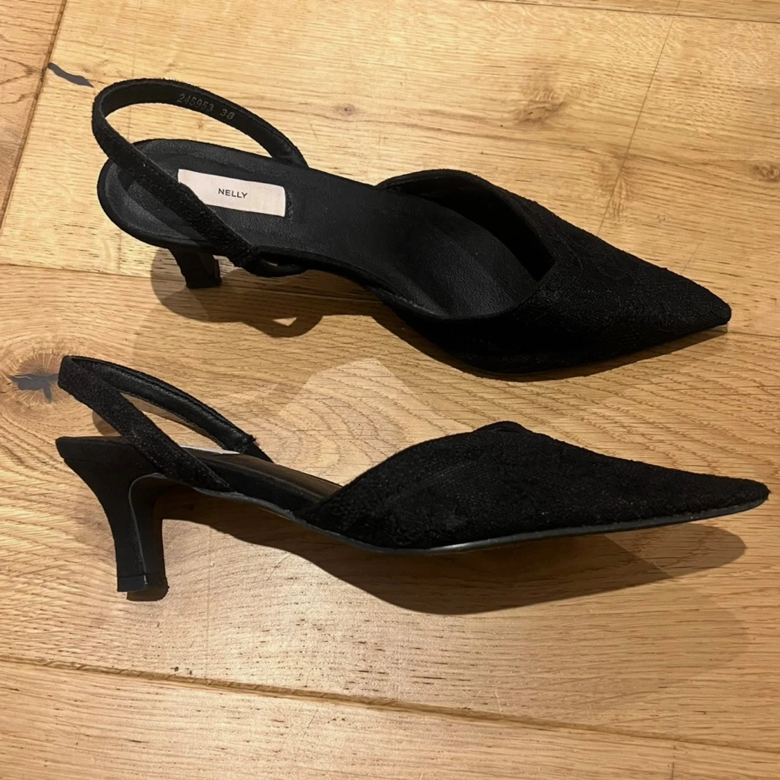 Svarta spetsiga pumps från Nelly - 1