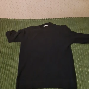 Svart stickad tröja från Zara - En svart stickad tröja från Zara i storlek S. Tröjan har en klassisk rund halsringning och långa ärmar. Perfekt för lager-på-lager och enkel att matcha med olika outfits. Mjuk och skön känsla tack vare det stickade materialet.och vi kan prata om priset på Tröjan och frakt