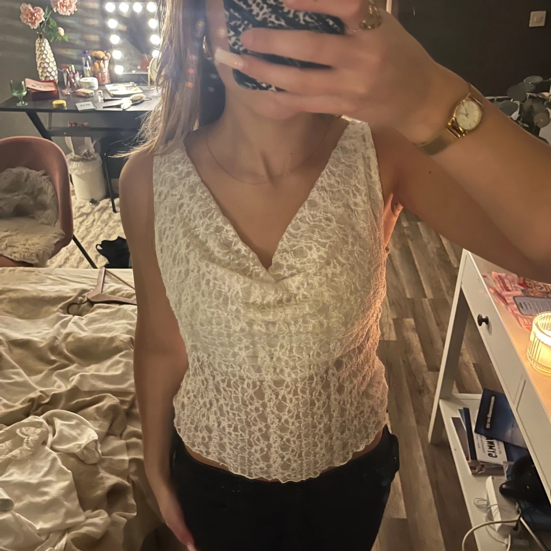 Vit spetsig linnetopp med v-ringning