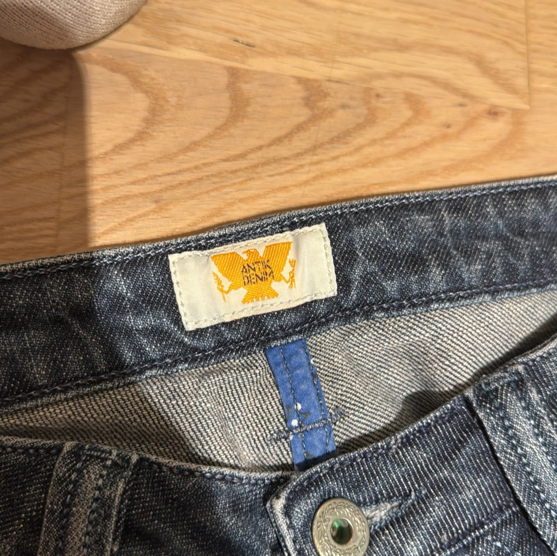 Blå bootcut jeans från Antik Denim - 3