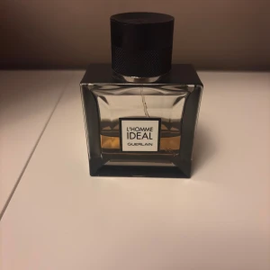 Guerlain L'Homme Ideal edt 50 ml - Tidslös parfym från Guerlain, L'Homme Ideal. Perfekt för dig som vill sticka ut med en klassisk och modern touch. Snygg flaska som passar in i varje samling. Denna doft är manlig och sofistikerad på alla möjliga sätt. Pris kan diskuteras