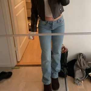 Lager 157 ljusblå jeans straight fit - jeans i ljusblå tvätt med straight fit och låg midja. Jeansen har fem fickor, knappgylf och är tillverkade i slitstarkt bomullsjeans. Perfekt passform som sitter snyggt över höften och låren.