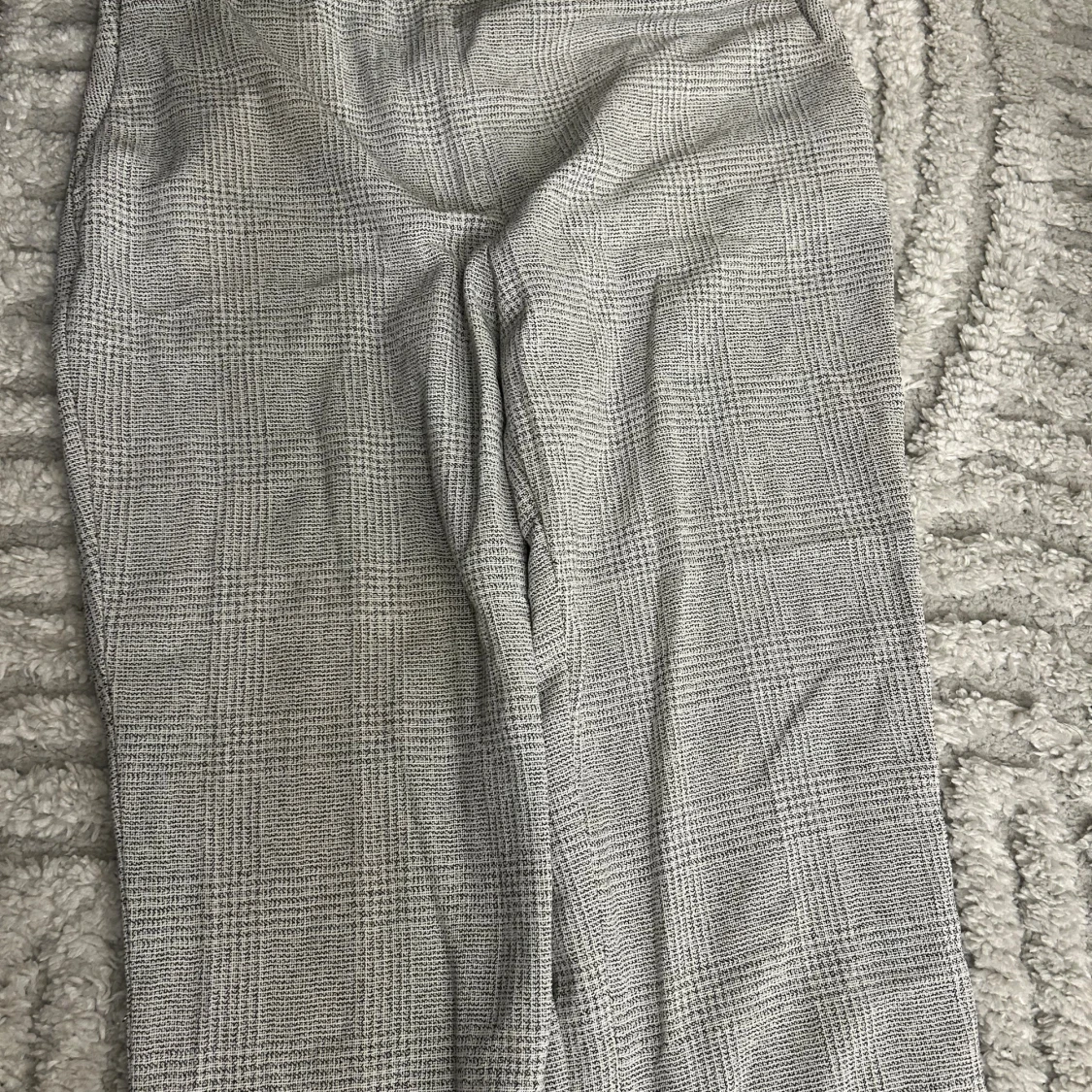 Grå rutiga kostymbyxor från H&M