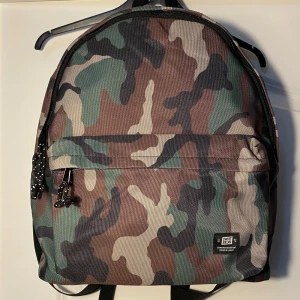 Sweet Sktbs ryggsäck - Sweet Sktbs Camo Backpack. Ryggsäcken är helt ny med lappar kvar. Orginalpris 500kr. Skriv för fler bilder och frågor!