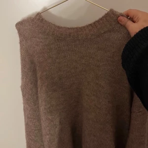 Beige stickad tröja från SHEIN - Mysig beige stickad tröja från SHEIN i storlek L. Tröjan har en rund halsringning och långa ärmar med avslappnad passform. Perfekt för att hålla sig varm under kyliga dagar och har en enkel, stilren look som är lätt att matcha.