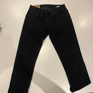 Svarta jeans från Dondup - Svarta jeans från Dondup. Materialet är mjukt denim och färgen är djup svart, perfekt för en clean och stilren look.