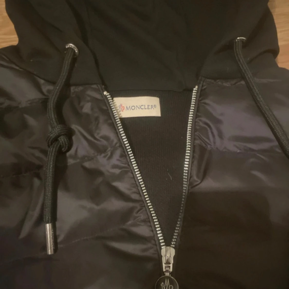 Svart pufferjacka med huva från Moncler - 2