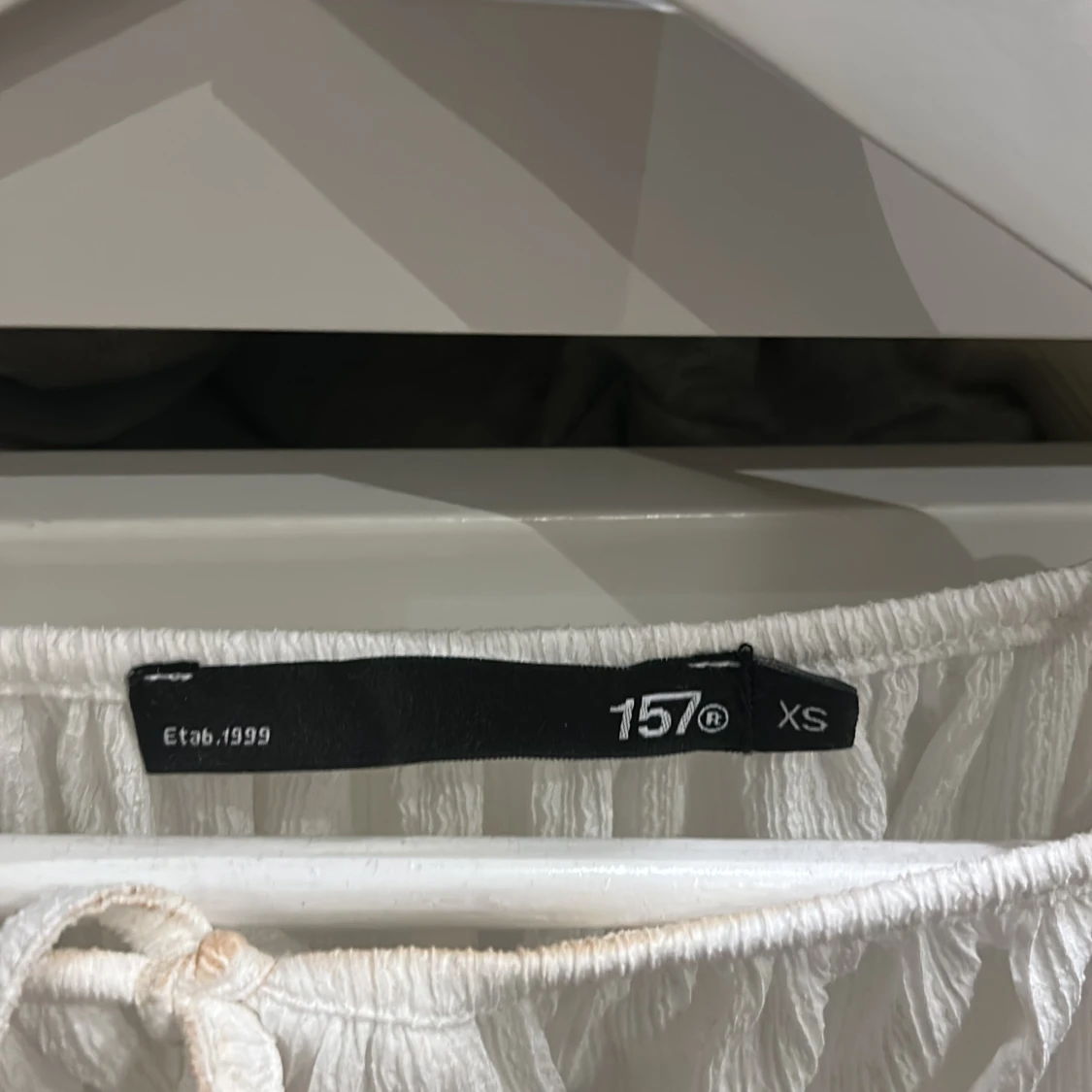 Vit blus med knyt från 157 - 1