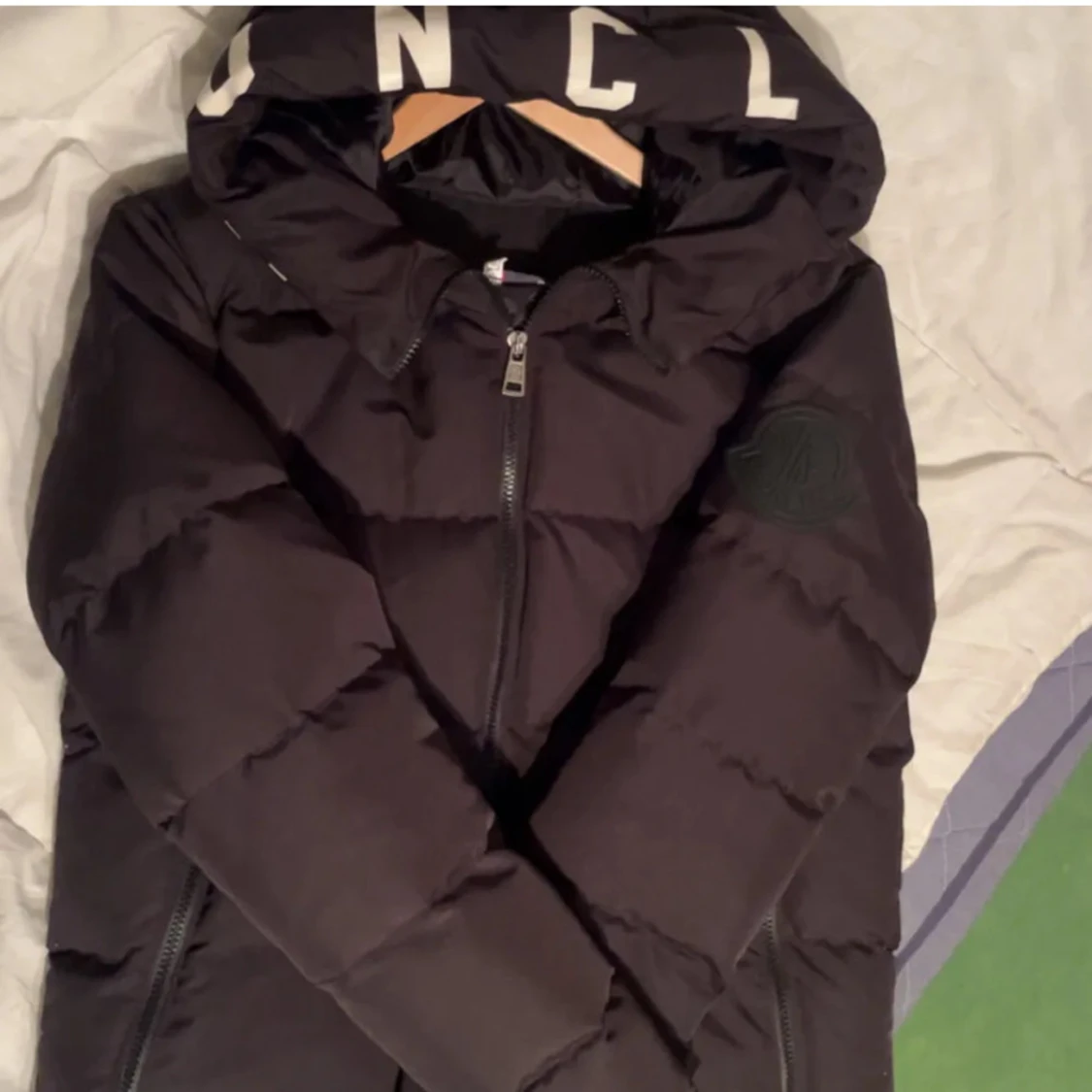 Svart Moncler pufferjacka med huva - 3