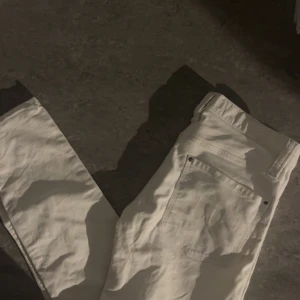 Vita jeans från J.Lindeberg denim W32 - Snygga vita jeans från J.Lindeberg denim, modell TED BATAVIA. Klassisk femficksdesign med raka ben och normal passform. Materialet är 98% bomull och 2% elastan för lite stretch och skön känsla. Perfekt för dig som gillar stilrena och fräscha jeans.