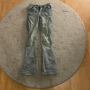 Low/mid waist jeans  från Vero Moda - Används inte längre de är klippta längs ner på längden. Är 164 cm lång och de går lite över skorna på mig. De är nytvättade därav lite skrynkliga nu de rätar till sig när man tar på sig som 