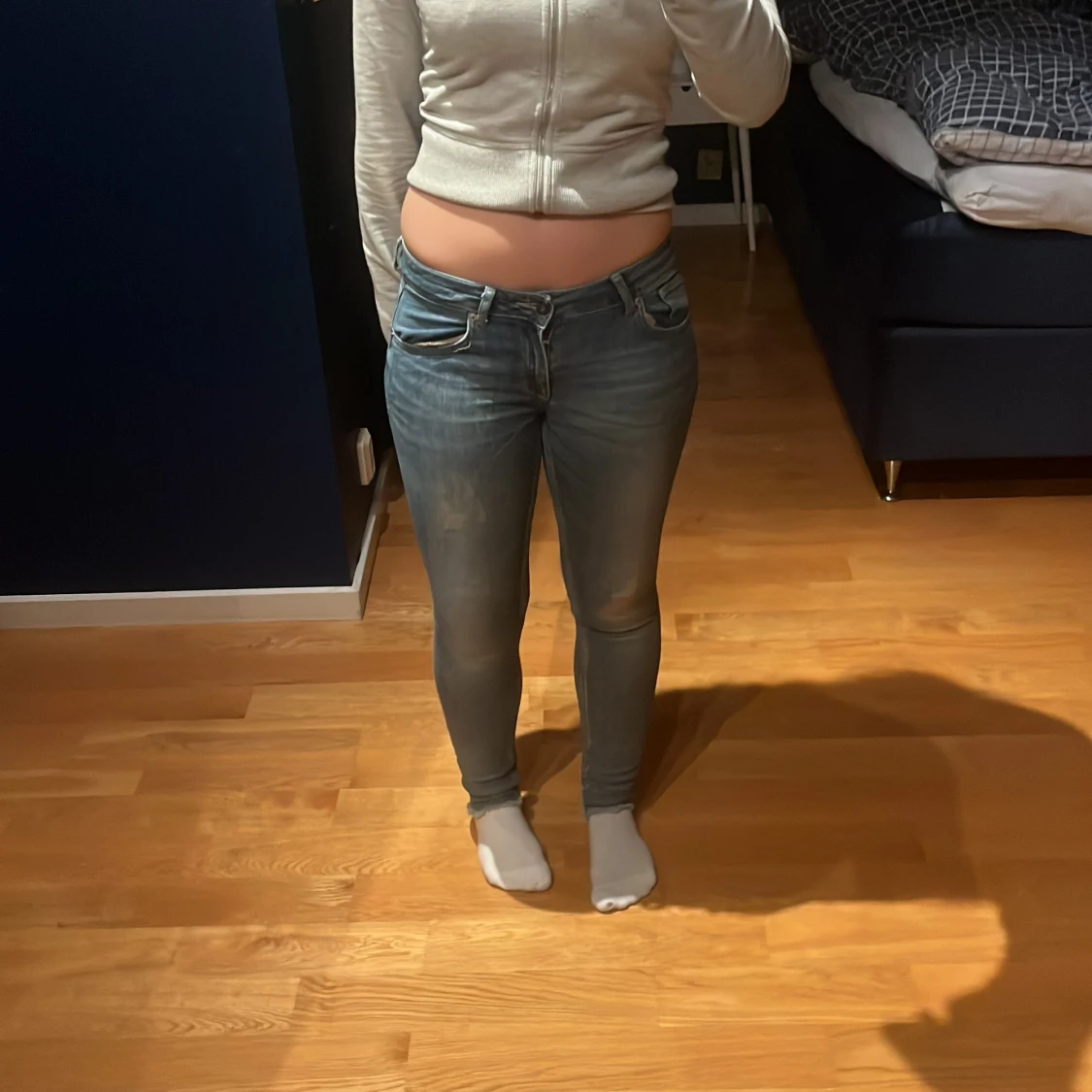 Blå skinny jeans med låg midja