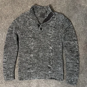 Stickad Cardigan - Tja säljer nu en riktigt snygg cardigan i storlek M för endast 499kr! Pris är ej hugget i sten, hör av er i dm vid funderingar 🙌