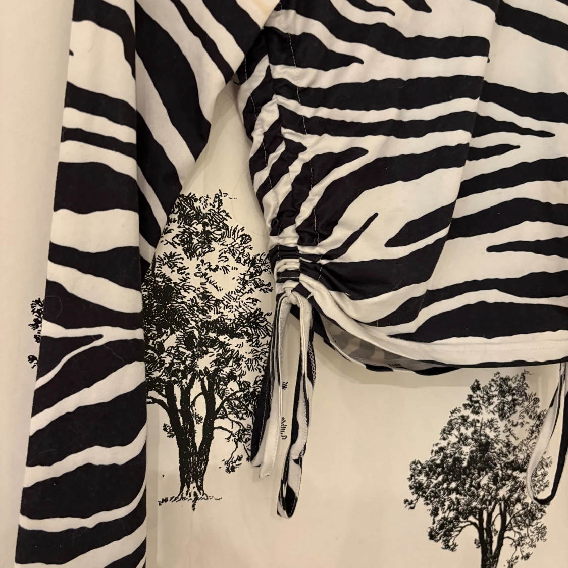 Zebramönstrad långärmad topp med snörning - 2