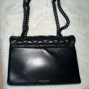 Kurt Geiger Kensington/ drench bag - Säljer min svarta Kurt Geiger väska! Mellanstora modellen, hel förutom att den är något skrapad på insidan av magneterna som håller väskan stängd, men inget man tänker på! Går att ha som crossbody eller på axeln. Pris går att diskutera