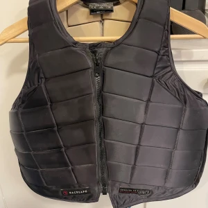 Svart säkerhetsväst från Racesafe - En Racesafe väst i modellen RS2010 i storlek Adult small🌸