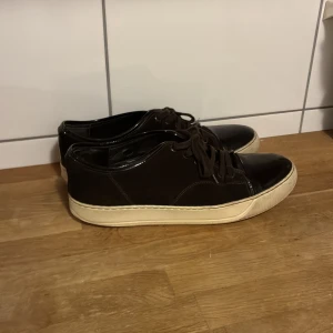 Lanvin skor 43-44 - Säljer ett par Lanvins då jag har tröttnat. Dom är i bra skick o är parfekta nu till vinter.